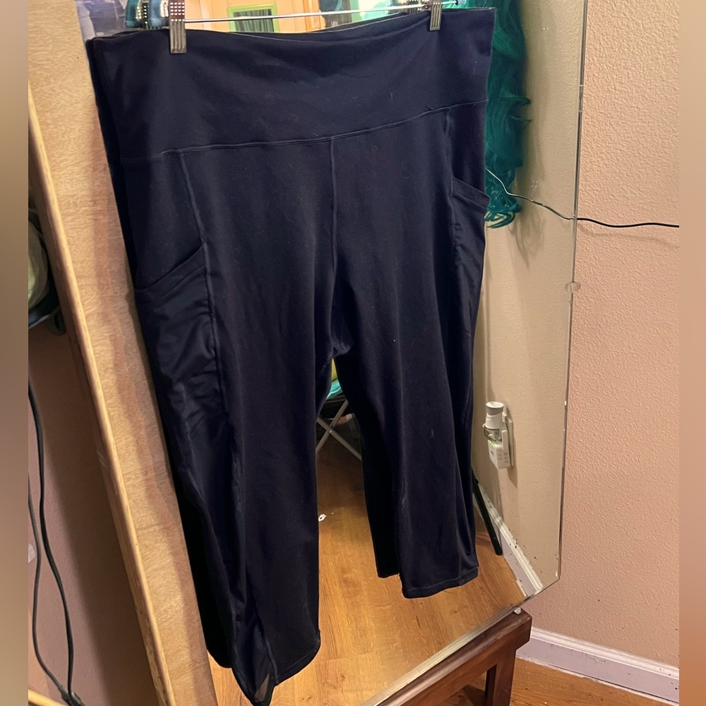 Fabletics capri with pockets on each leg